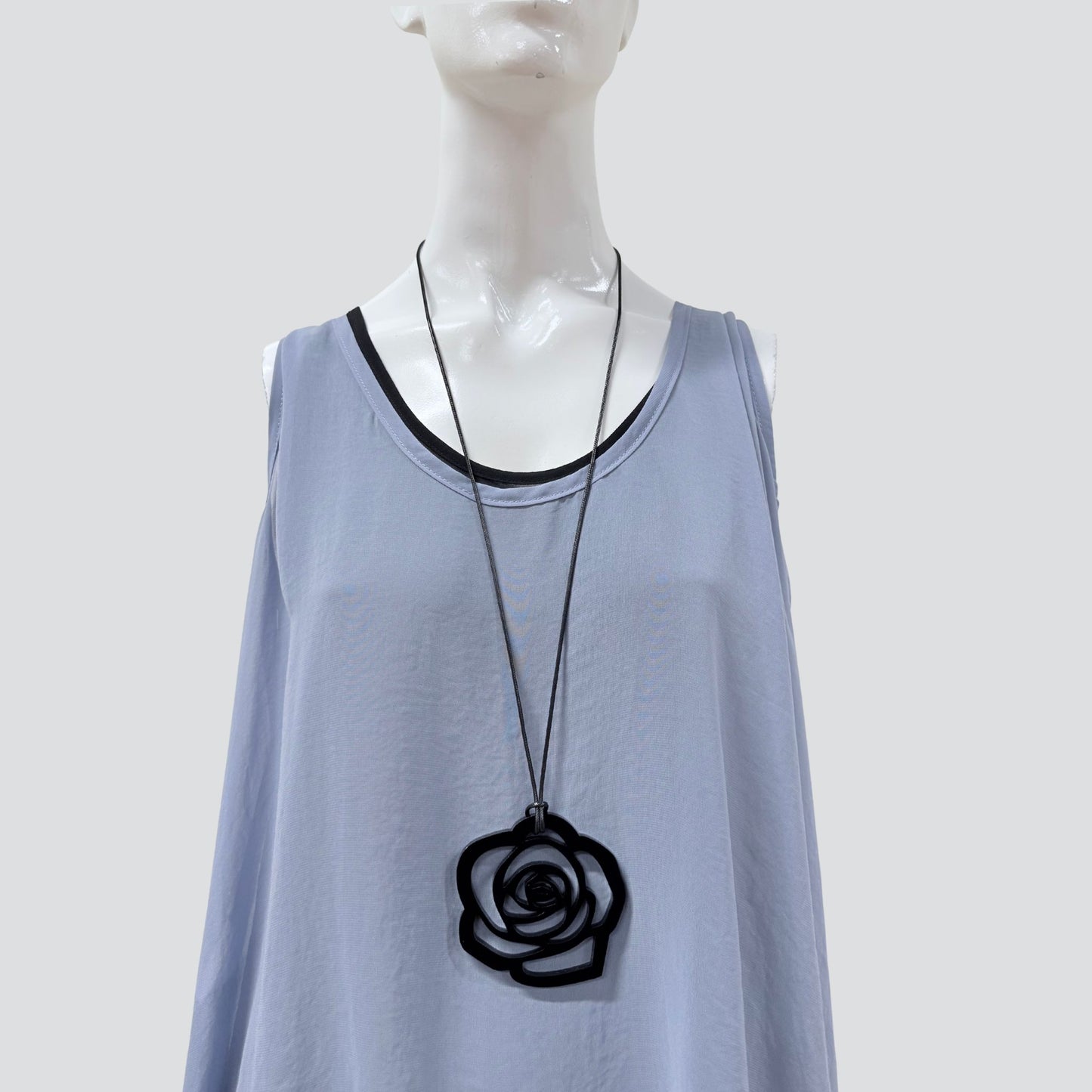 BLACK FLOWER NECKLACE